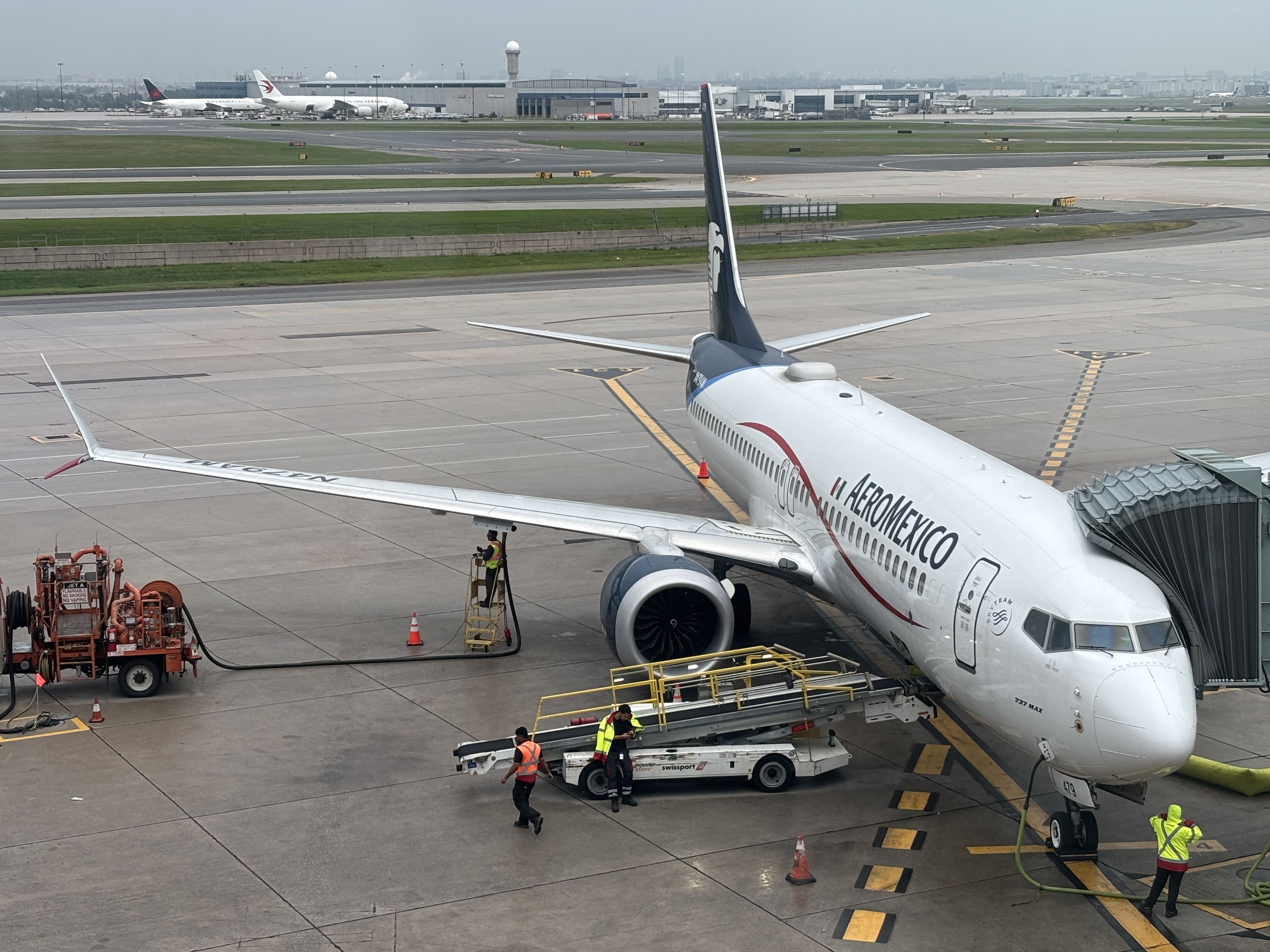 Aeroméxico 737 parked on stand, seen from above.