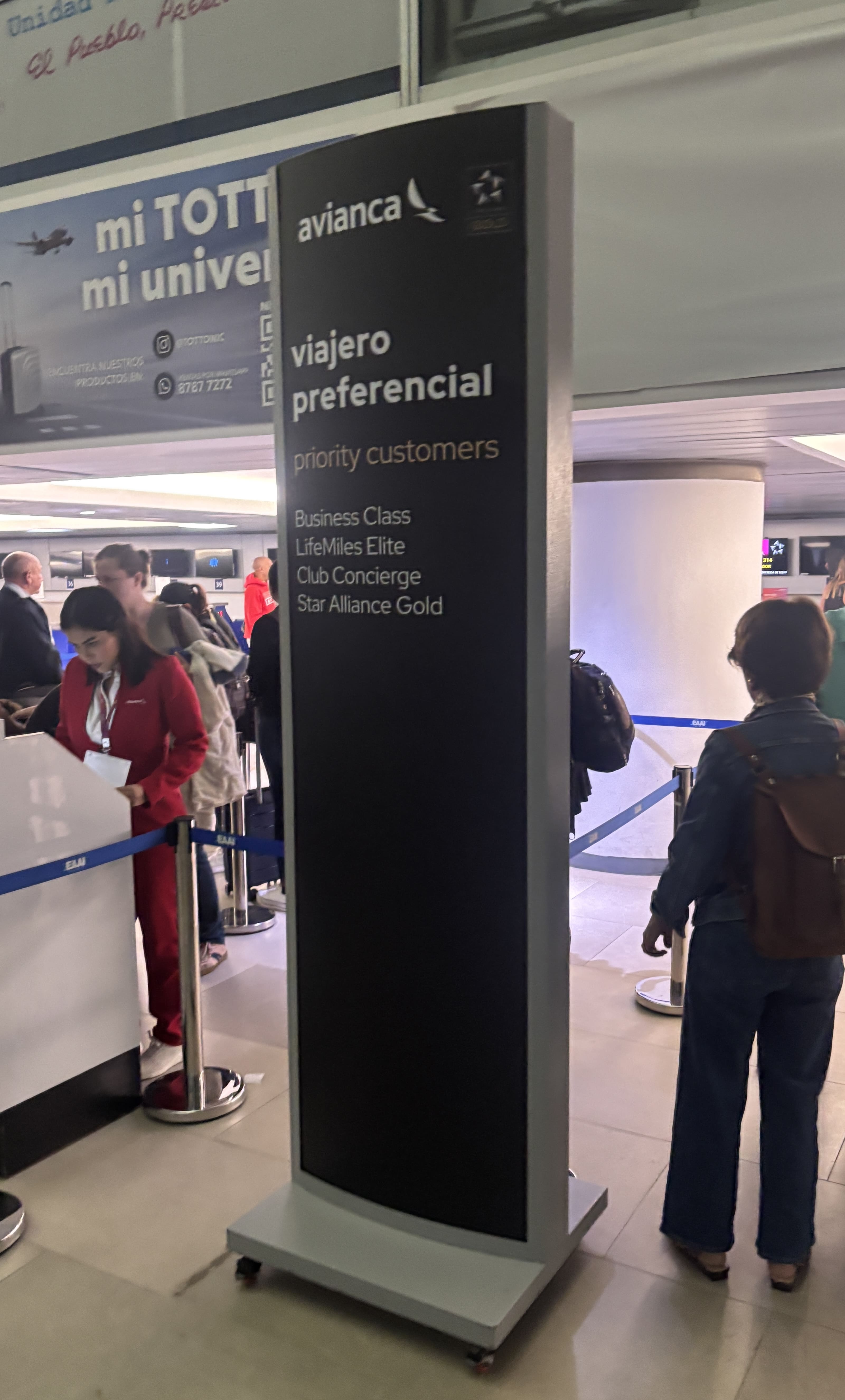 Black sign at Managua airport denoting the priority lane for Avianca passengers.