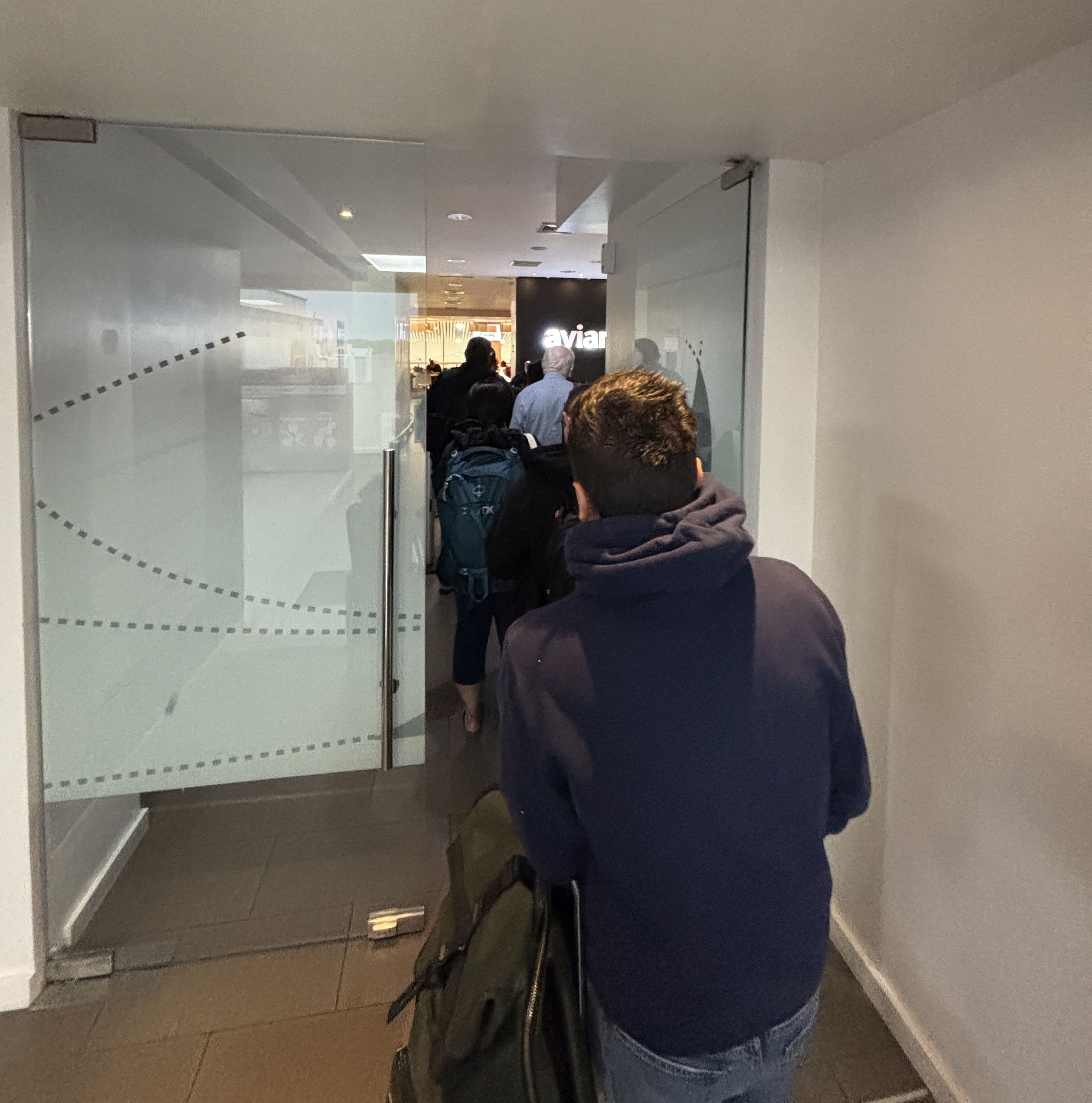 Line of customers waiting to enter the Avianca lounge in San Salvador.