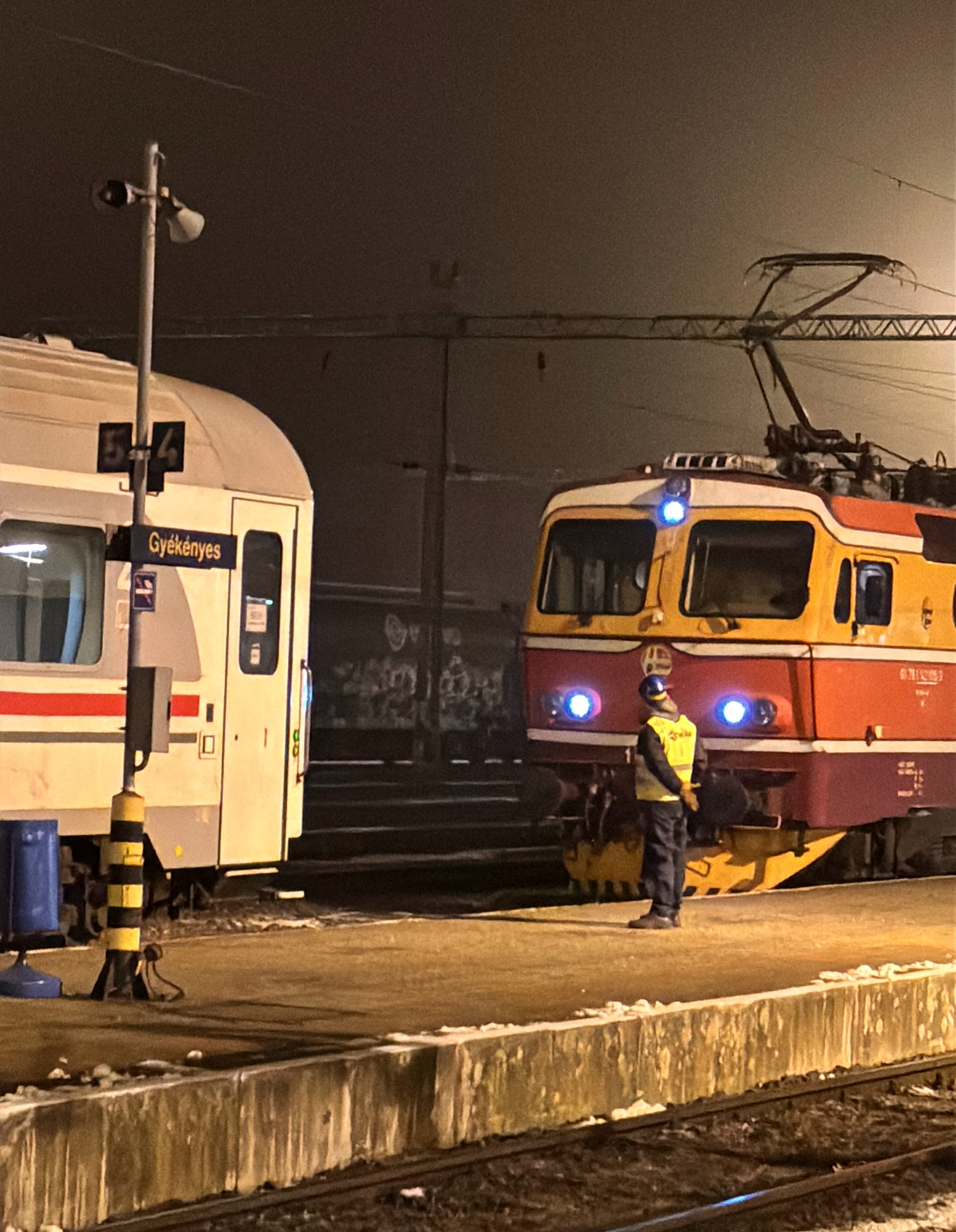 Changing locomotives at Gyékényes.