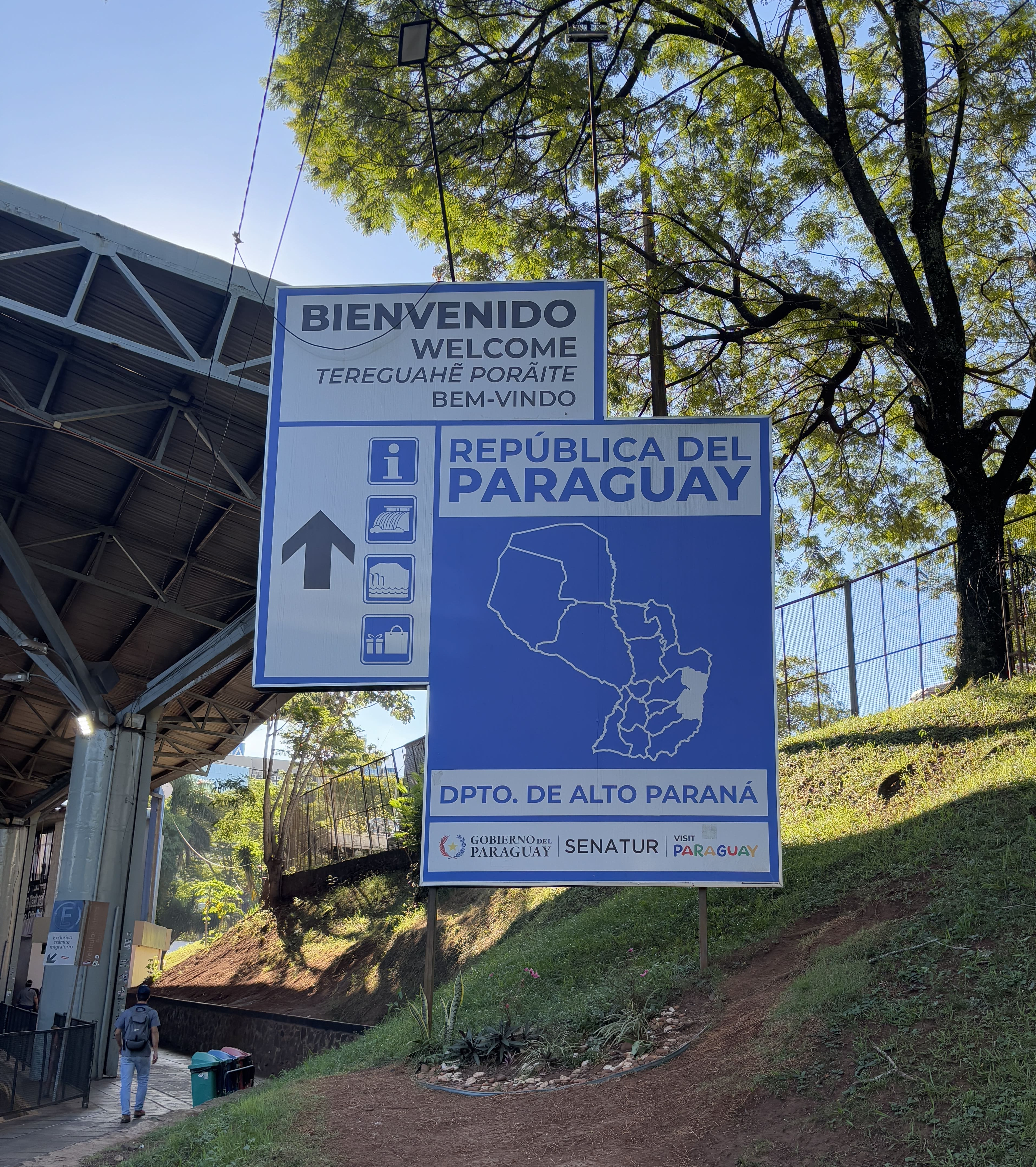 Sign welcoming visitors to Paraguay.