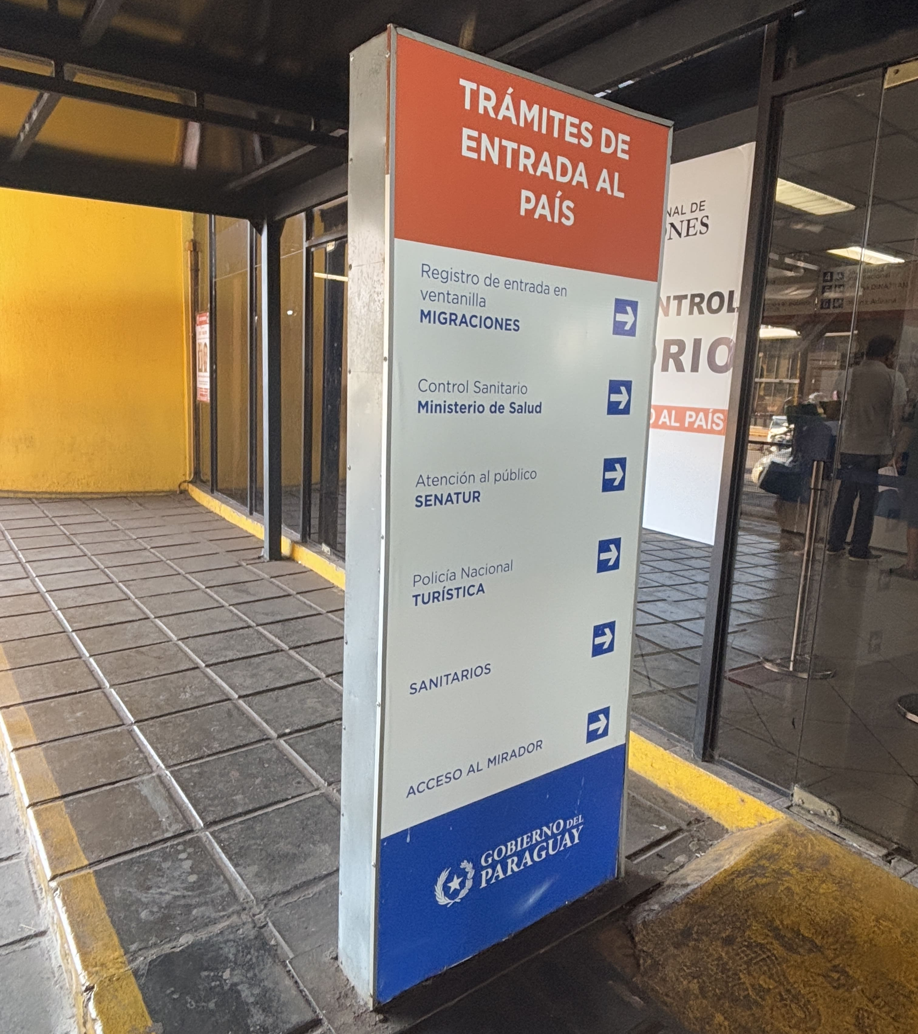 Sign indicating immigration is to the right.