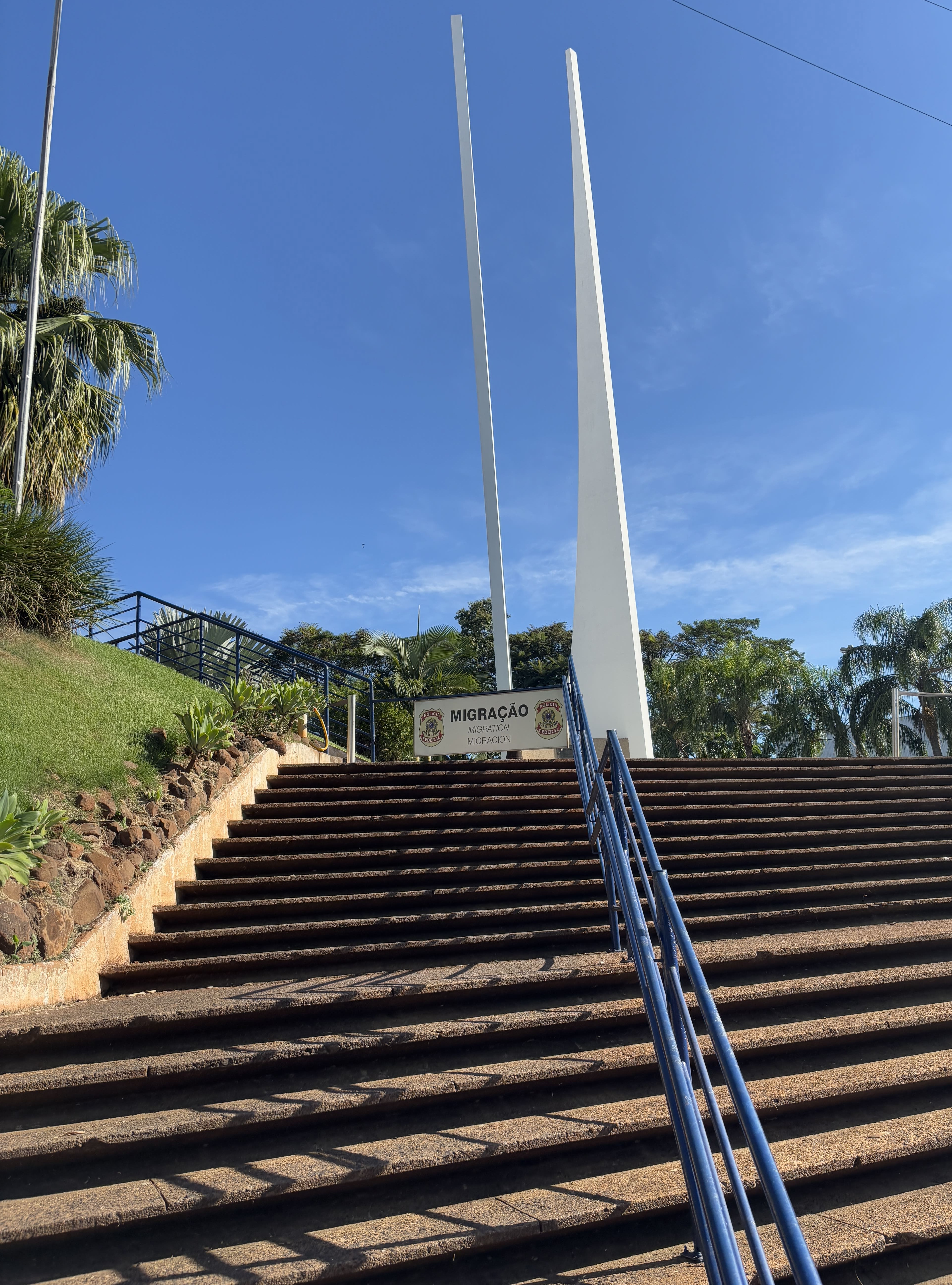 Stair case leading to a sign for migração.