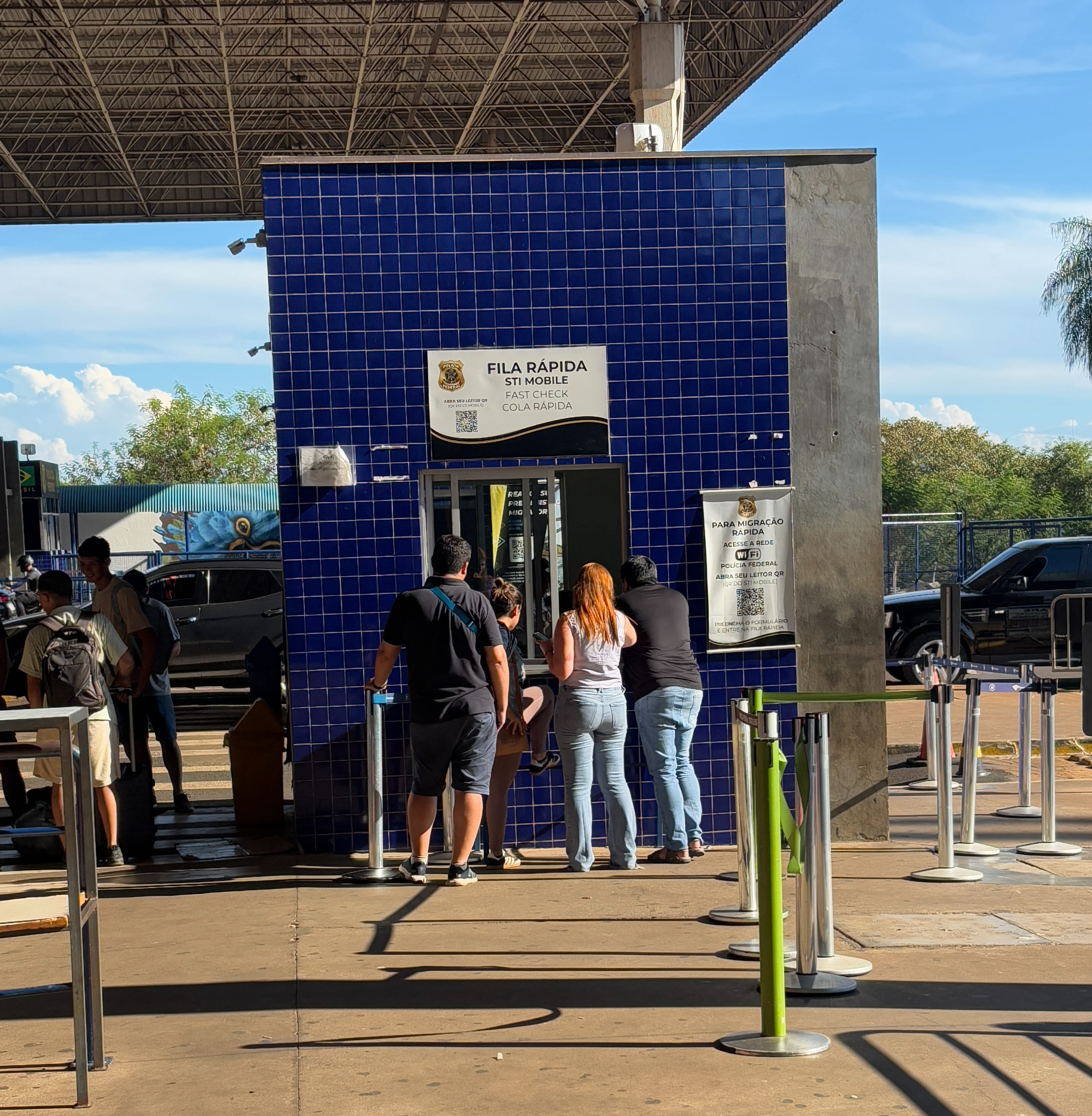 Small roadside kiosk where pedestrians are stamped in and out of Brazil.