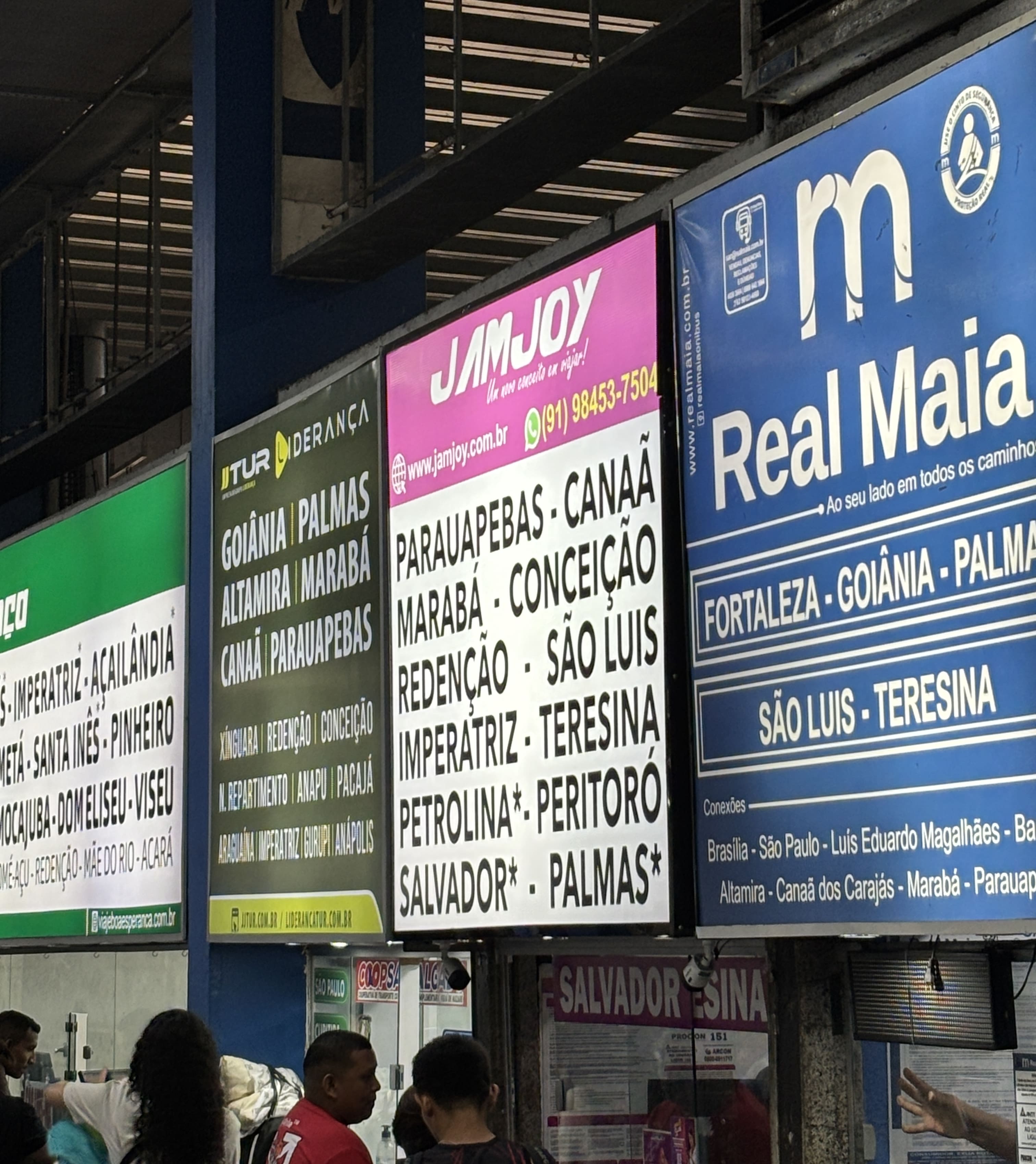 Sign showing the location of the Jamjoy sales and service booth in Belém's bus terminal.