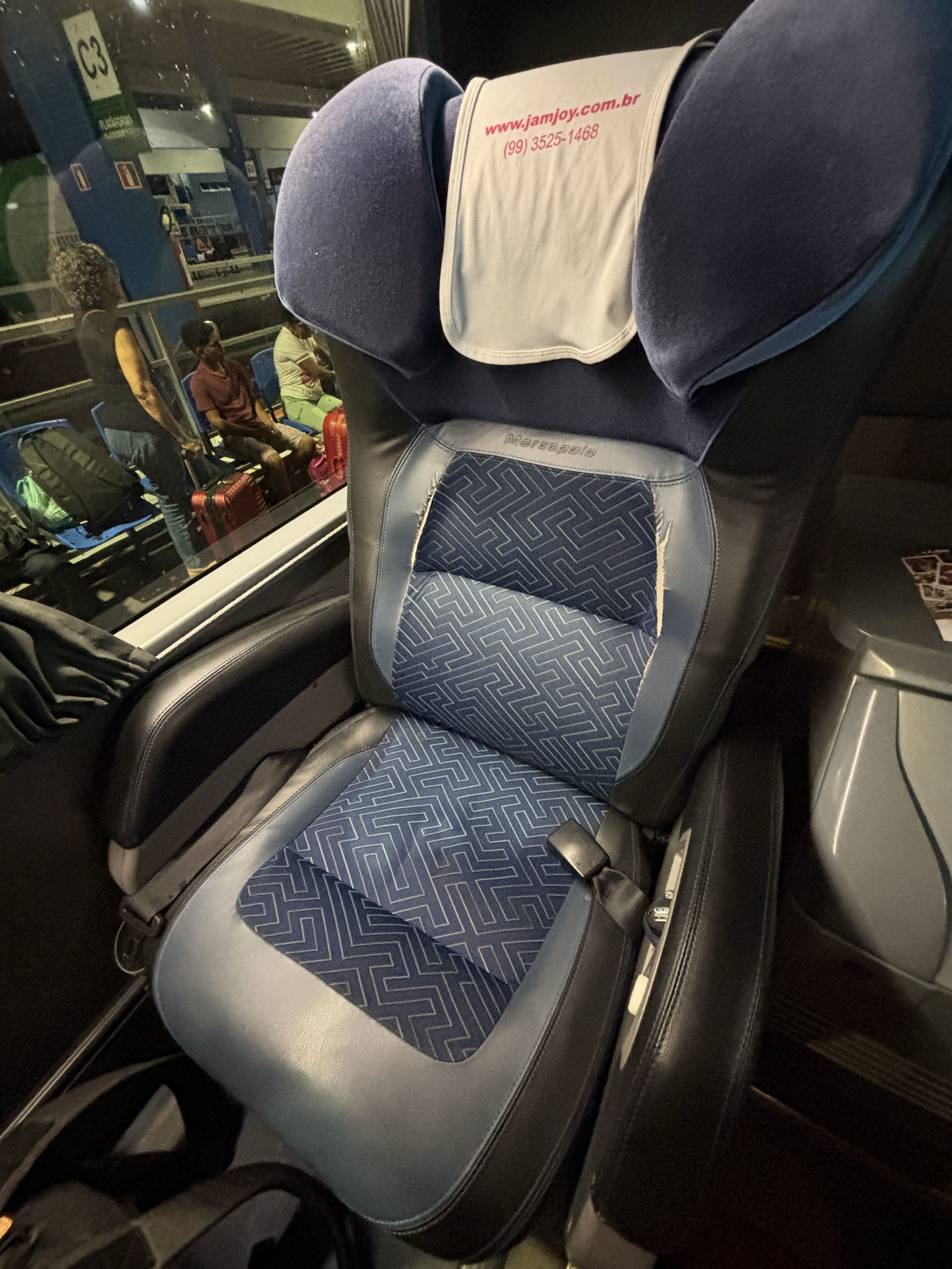 Jamjoy leito seat in the upright position, showing plush blue padding.