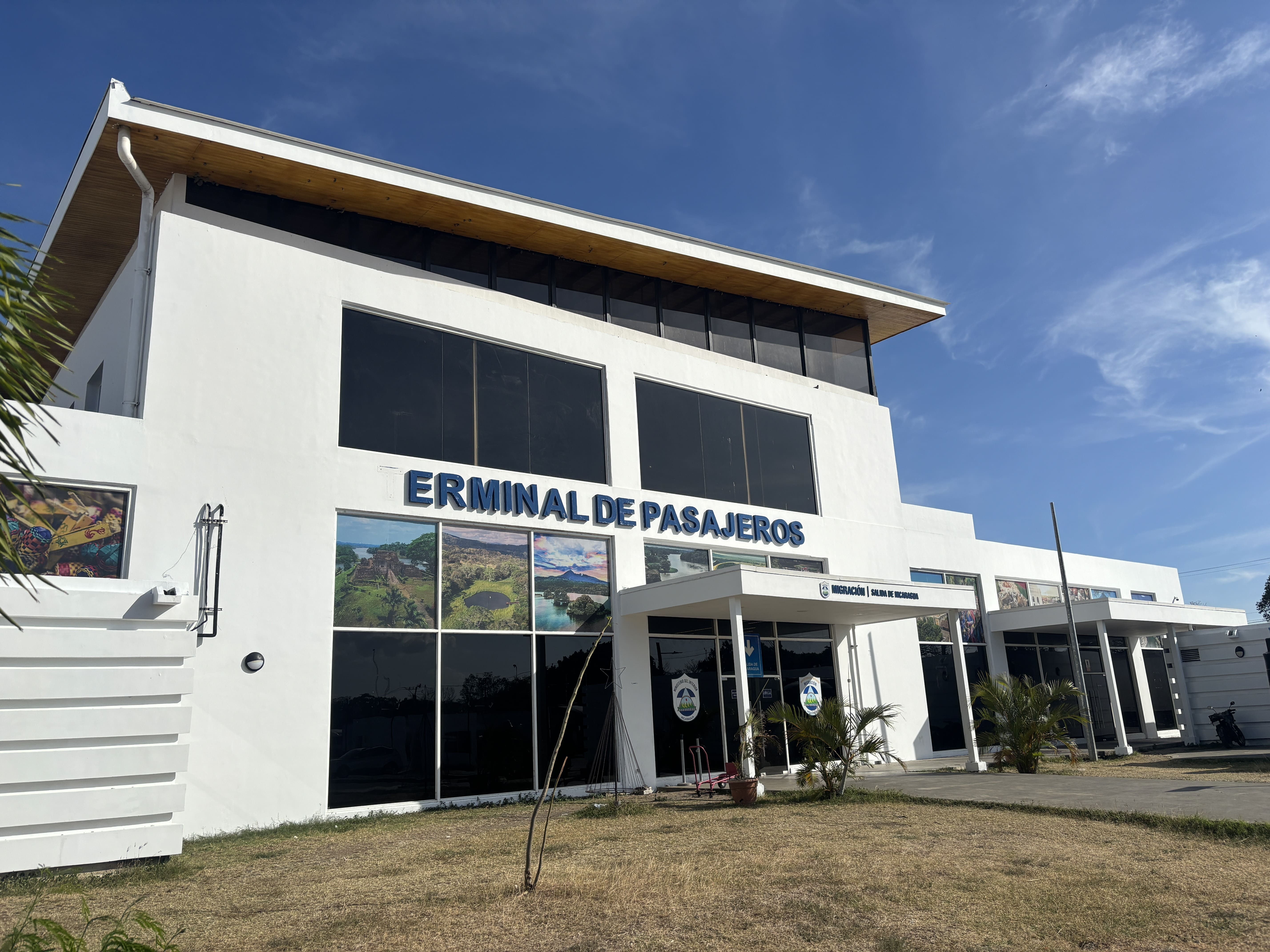 Nicaraguan immigration building, with a missing letter in the sign ERMINAL DE PASAJEROS.