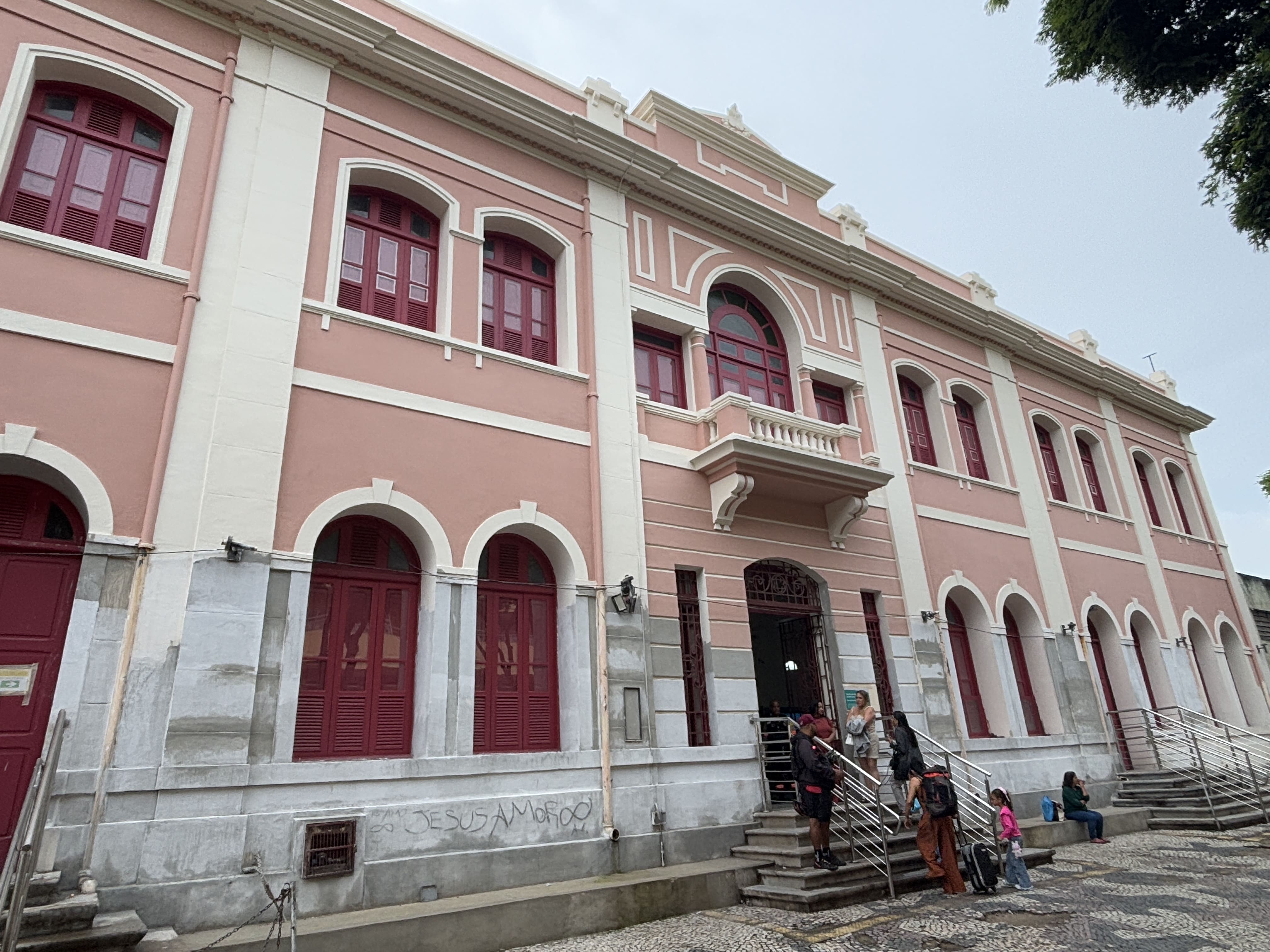 Pink facade of the Vale passenger terminal in Belo Horizonte.