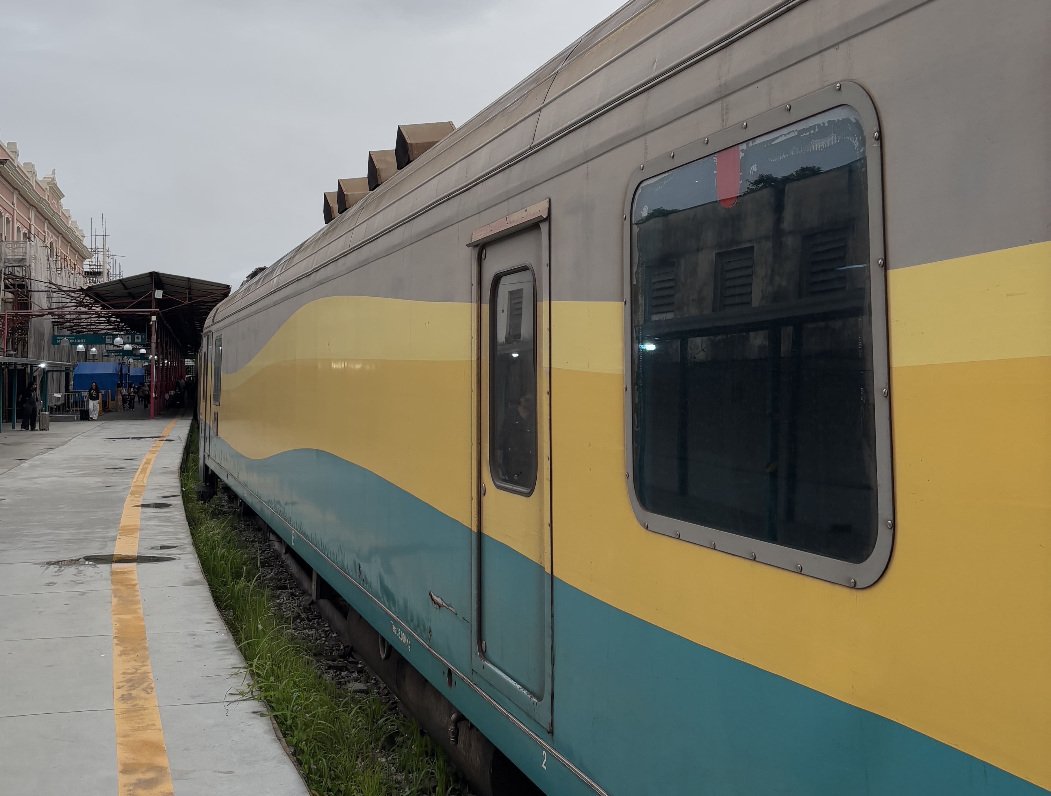 Train waiting at the platform in Belo Horizonte.